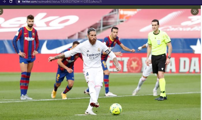 Kapten Real Madrid, Sergio Ramos, mencetak gol ke gawang Barcelona via titik putih dalam laga pekan ke-7 Liga Spanyol di Stadion Camp Nou, Sabtu (24/10/2020) pukul 21.00 WIB.