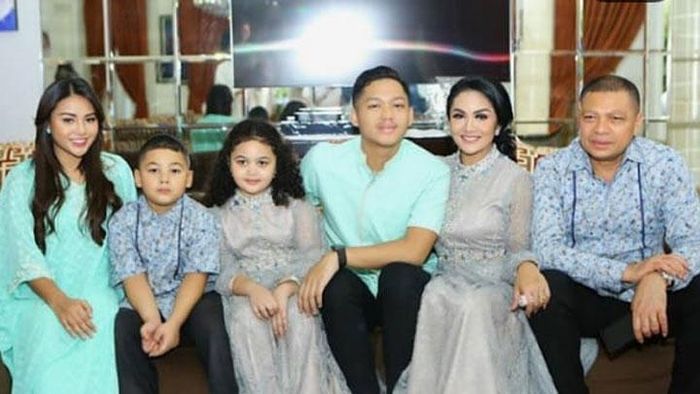 Krisdayanti bersama Raul Lemos dan anak-anaknya