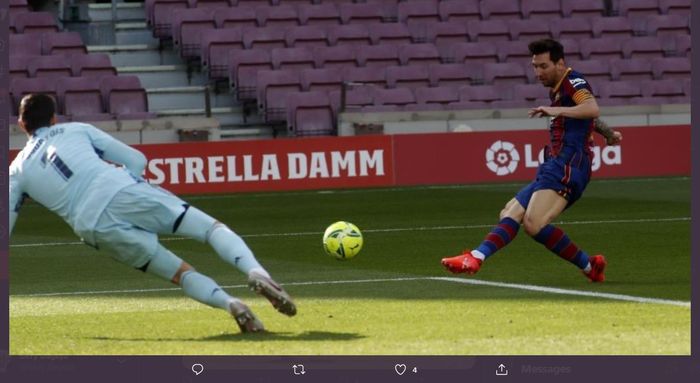 Lionel Messi memiliki peluang emas mencetak gol yang digagalkan Thibaut Courtois dalam partai el clasico antara Barcelona vs Real Madrid, 24 Oktober 2020.