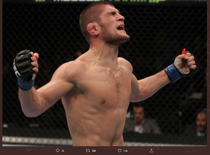 Petarung kelas ringan, Khabib Nurmagomedov, merayakan kemenangan atas Justin Gaethje pada UFC 254 di Fight Island, Abu Dhabi, Uni Emirat Arab, 24 Oktober 2020.