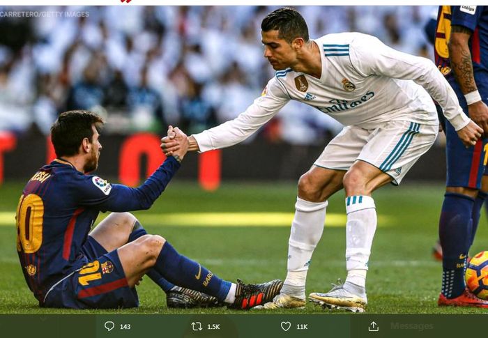 Cristiano Ronaldo menolong Lionel Messi dalam momen partai el clasico antara Real Madrid dan Barcelona.