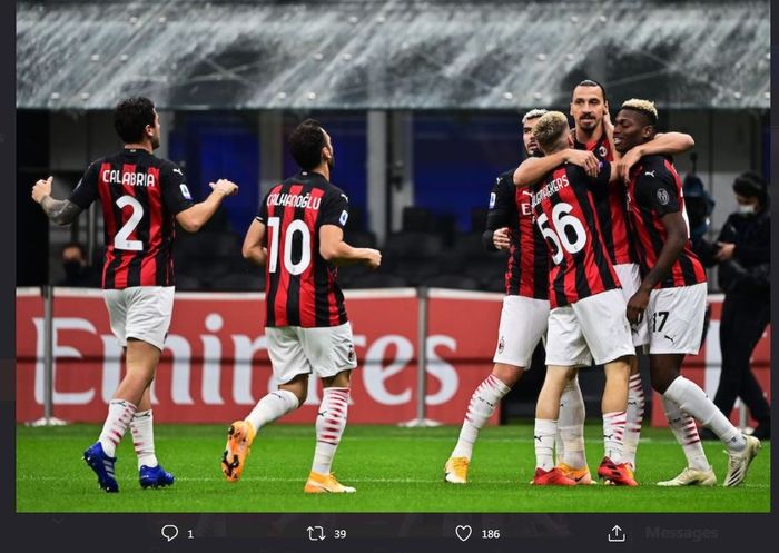 Rafael Leao (kanan) dipeluk Zlatan Ibrahimovic bersama pemain lain AC Milan.