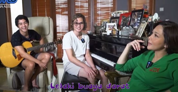 Al Ghazali saat bertanya kepada Maia apakah pernah membuatkan lagu untuk Ahmad Dhani