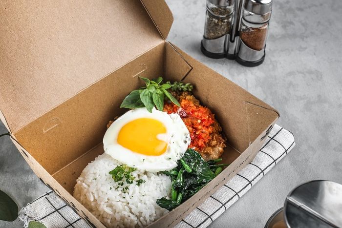 Geprek KFC dengan paduan salad, salah satu menui Naughty by Nature