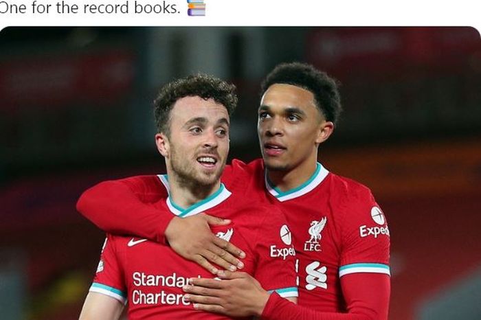 Striker Liverpool, Diogo Jota, merayakan gol bersama Trent Alexander-Arnold dalam laga Grup D Liga Champions kontra Midtjylland di Stadion Anfield, Selasa (27/10/2020).