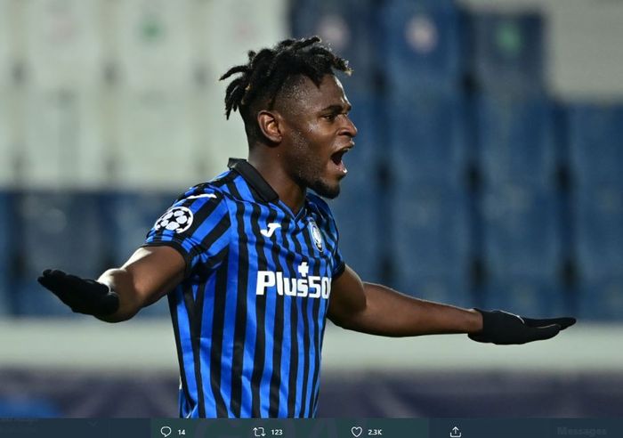 Penyerang Atalanta, Duvan Zapata, merayakan gol ke gawang Ajax Amsterdam dalam laga Grup D Liga Champions 2020-2021, Selasa (27/10/2020).