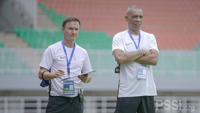 Dennis Wise dan Des Walker memimpin langsung seleksi Garuda Select jilid 3 di Stadion Pakansari, Bogor.