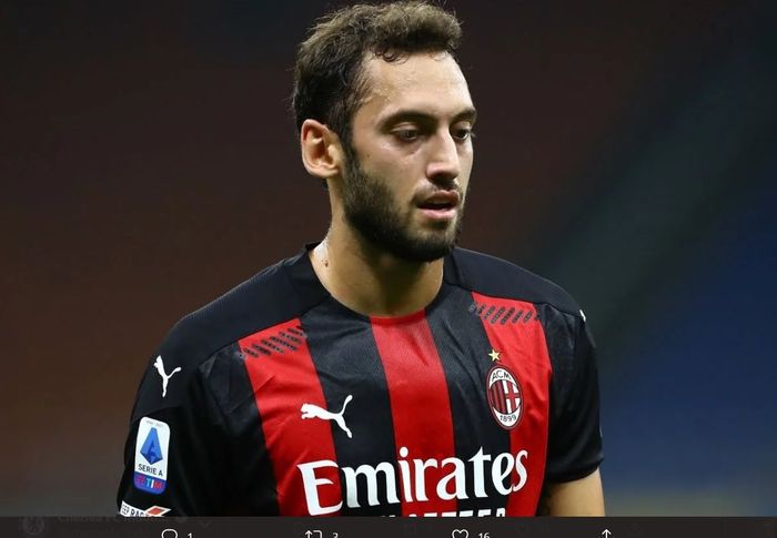 Gelandang serang AC Milan, Hakan Calhanoglu, dikabarkan dibidik oleh klub raksasa Liga Inggris, Manchester United.