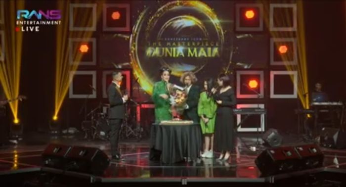Tissa Biani dan Dul Jaelani saat hadir di konser Masterpiece Dunia Maia