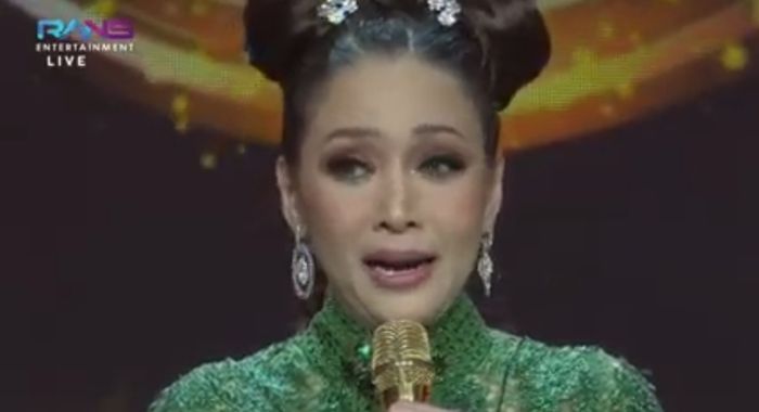 Maia Estianty bercucuran air mata saat menceritakan kebaikan Irwan Mussry padanya.