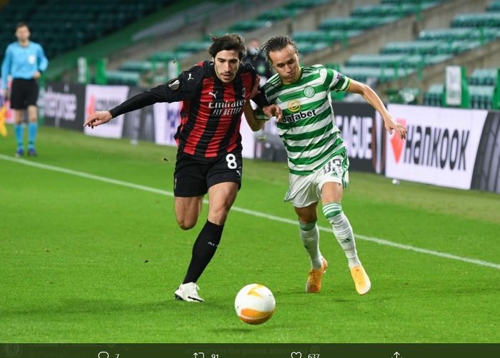 Duel antara gelandang AC Milan, Sandro Tonali dan winger Celtic, Diego Laxalt, pada laga Liga Europa 2020-2021.