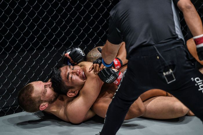 Reinier de Ridder mengalahkan Aung La N Sang dengan kuncian rear-naked choke dalam ONE: Inside The Matrix, Jumat (30/10/2020) di Singapura.