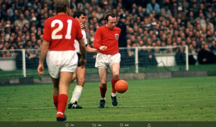 Eks gelandang Manchester United, Nobby Stiles, saat membela timnas Inggris.