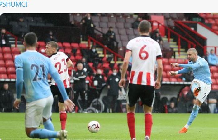 Bek kanan Manchester City, Kyle Walker, mencetak gol ke gawang Sheffield United dalam laga Liga Inggris di Stadion Bramall Lane, Sabtu (31/10/2020).