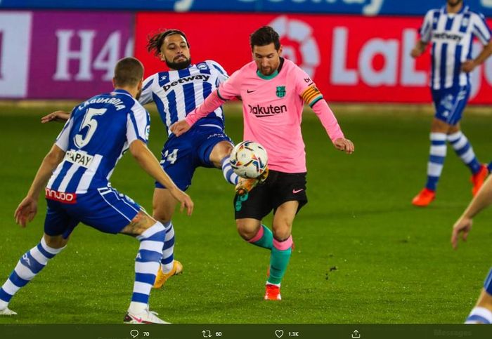 Lionel Messi sempat frustrasi dan menendang bola ke arah wasit setelah Barcelona tertinggal dari Alaves di babak pertama.