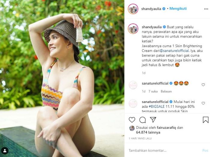 Potret seksi Shandy Aulia saat pemotretan endorse produk.