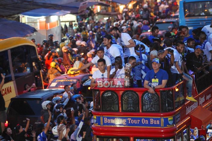 Parade keberhasilan Persib menjuarai Indonesia Super League (ISL) 2014.