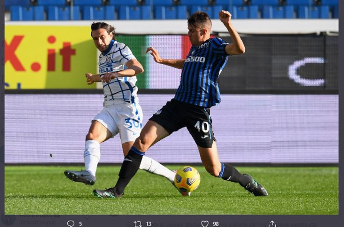 Pemain Inter Milan, Matteo Darmian (kiri) dan pemain Atalanta, Matteo Ruggeri, berebut bola dalam laga pekan ketujuh Liga Italia 2020-2021, Minggu (8/11/2020) pukul 21.00 WIB. 