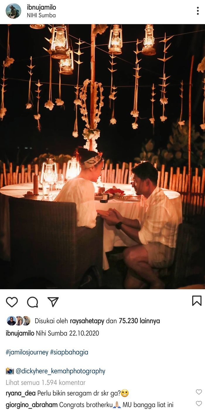 Ibnu Jamil melamar Ririn Ekawati saat keduanya tengah berlibur di Sumba, Nusa Tenggara Timur.