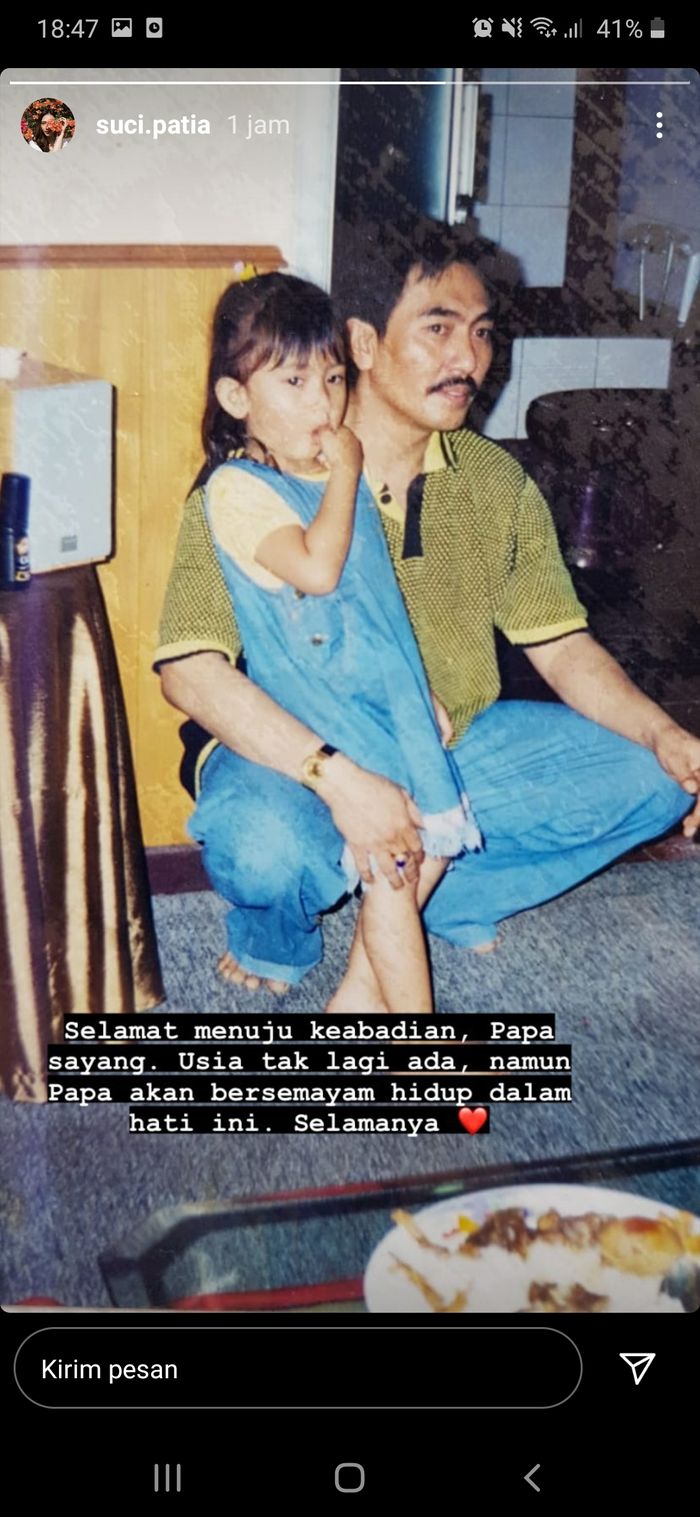 Mengunggah momen sewaktu kecil bersama Gatot Brajamusti, Suci Patia mengatakan ayahnya akan selalu ada di dalam hati meski telah tiada.