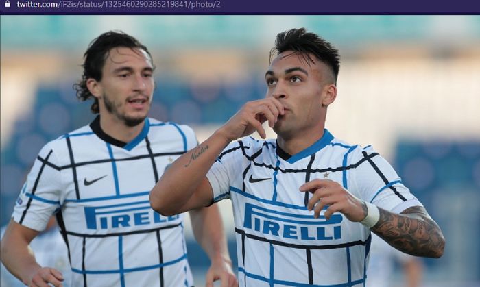 Pemain Inter Milan, Lautaro Martinez, melakukan selebrasi usai membobol gawang Atalanta dalam laga pekan ketujuh Liga Italia 2020-2021, Minggu (8/11/2020). 