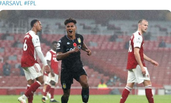 Striker Aston Villa, Ollie Watkins, merayakan gol yang dicetak ke gawang Arsenal dalam laga Liga Inggris di Stadion Emirates, Minggu (8/11/2020).