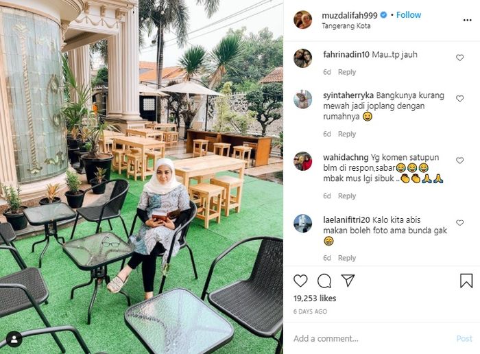 Muzdalifah baru-baru ini  menunjukkan potret pengunjung warung makannya yang kian membludak.