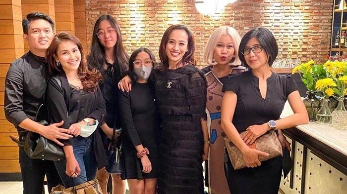 Foto kemesraan Ayu Ting Ting dan Adit Jayusman