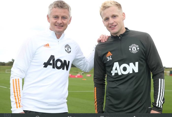 Kebersamaan Ole Gunnar Solskjaer dan Donny van de Beek di tempat latihan Manchester United, Carrington.