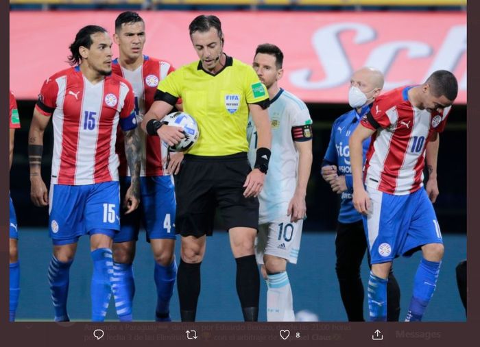 Bintang Argentina, Lionel Messi, menatap wasit Raphael Claus yang memimpin laga kualifikasi Piala Dunia 2020 antara Argentina vs Paraguay.