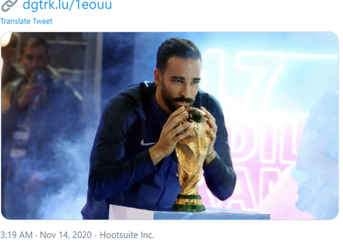 Adil Rami berpose dengan trofi Piala Dunia.