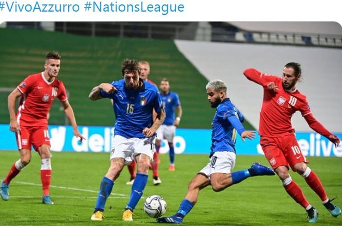 Striker timnas Italia, Lorenzo Insigne, melepaskan tendangan dalam laga Liga A Grup 1 UEFA Nations League kontra timnas Polandia di Stadion Mapei, Minggu (15/11/2020).