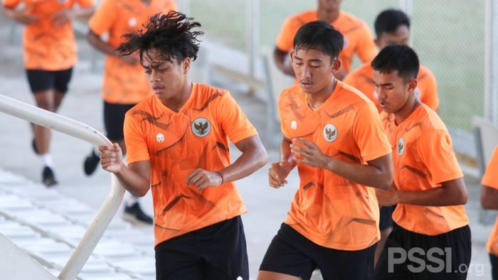 Para pemain timnas U-19 Indonesia tengah menjalani latihan perdana dalam di Stadion Madya, Jakarta, Senin (16/11/2020).