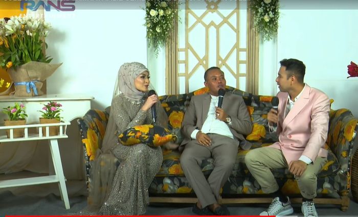Raffi saat berbincang dengan Sule dan Natalie usai acara selesai.