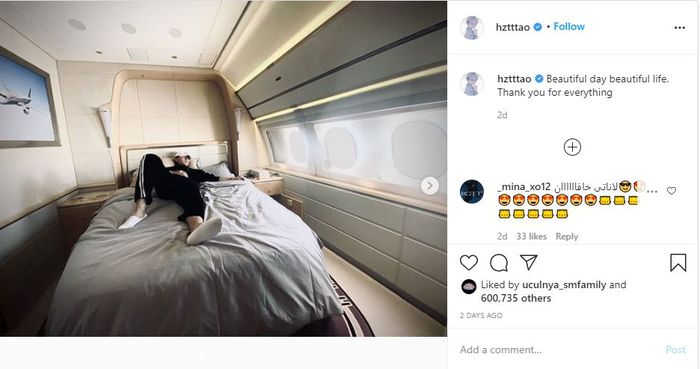 Tao menunjukkan interior jet pribadinya.