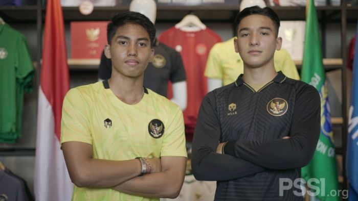 Jack Brown dan I Made Putra Kaicen saat memperkenalkan jersey ketiga timnas Indonesia (17/11/2020).