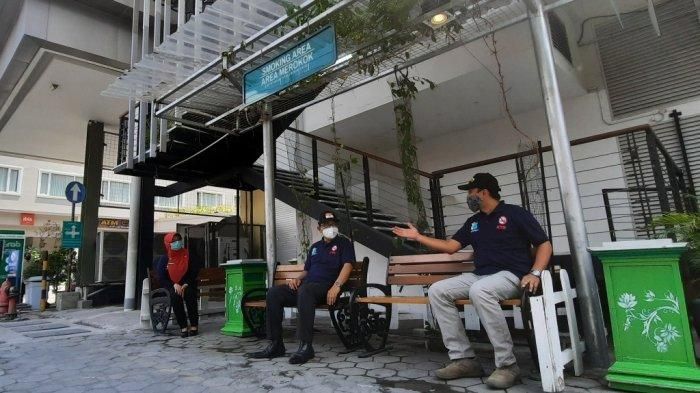 Wakil Wali Kota Heroe Poerwadi saat meninjau kesiapan salah satu tempat khusus merokok di sebelah utara Malioboro Mall, Kamis (12/11/2020).