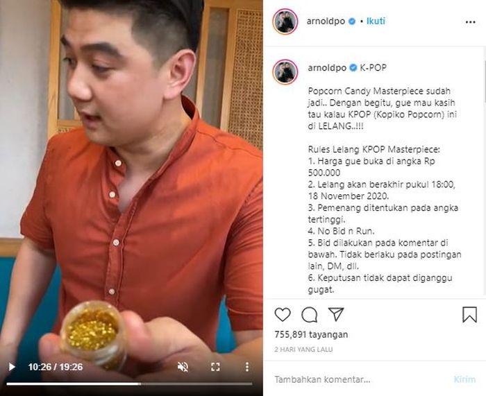 Chef Arnold saat memperlihatkan emas yang akan dimasukkan ke dalam olahan popcornnya 