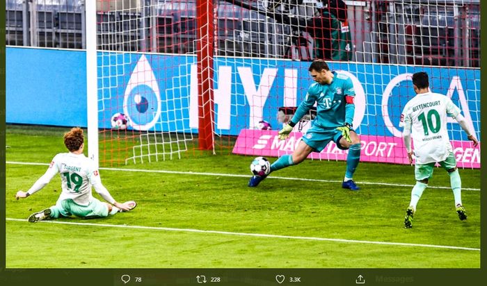 Manuel Neuer menyelamatkan gawang Bayern Muenchen dari kebobolan oleh Josh Sargent, striker Werder Bremen, dalam duel Bundesliga di Allianz Arena, 21 November 2020.