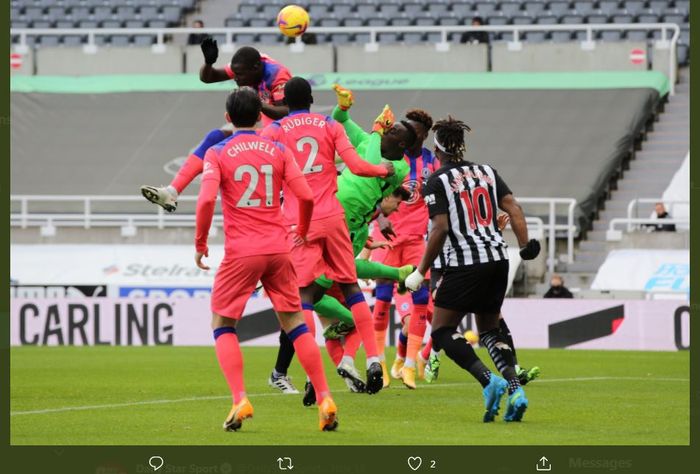 Edouard Mendy (hijau) beraksi dalam laga Newcastle United vs Chelsea, 21 November 2020.