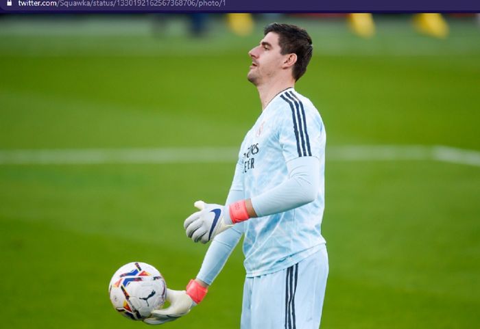 Kiper Real Madrid, Thibaut Courtois, memegang bola usai kebobolan Villarreal dalam laga pekan ke-10 Liga Spanyol 2020-2021, Sabtu (21/11/2020) pukul 22.15 WIB. 