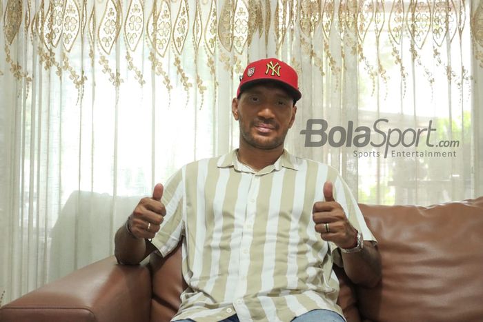 Pemain Bali United, Leonard Tupamahu, saat melakukan wawancara eksklusif dengan Bolasport.com di kediamannya di dserah Jakarta Timur, Minggu (22/11/2020).