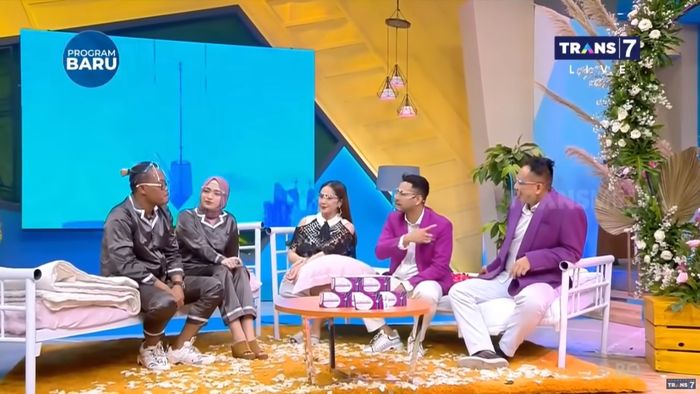 Demi buktikan ucapan orang tua jaman dulu, Sule ngaku sampai tak bisa tidur gegara lakukan hal ini di atas ranjang tiap malam. 