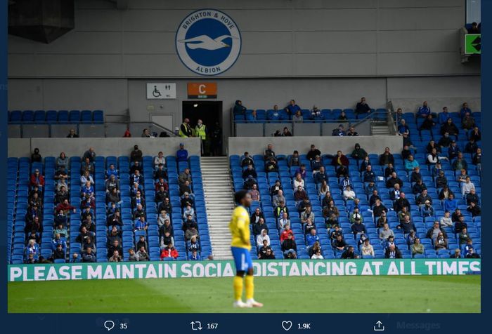 Kondisi tribune stadion dalam pertandingan di kandang Brighton and Hove Albion.