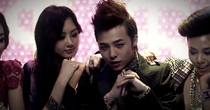 Tampak Dalsoobin berdiri disamping GD 