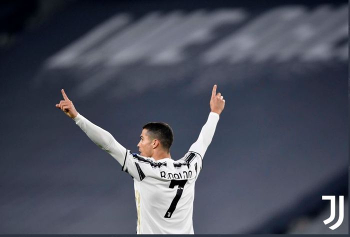 Cristiano Ronaldo mencetak gol Juventus ke gawang Ferencvaros dalam partai Liga Champions di Allianz Stadium Turin, 24 November 2020.