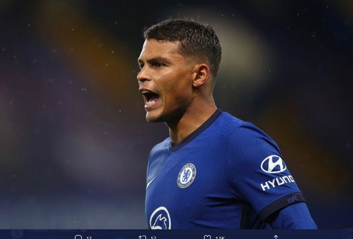 Bek tengah veteran milik Chelsea, Thiago Silva.