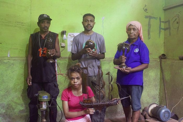 Mama Yane dan tim Kobek Milenial Papua