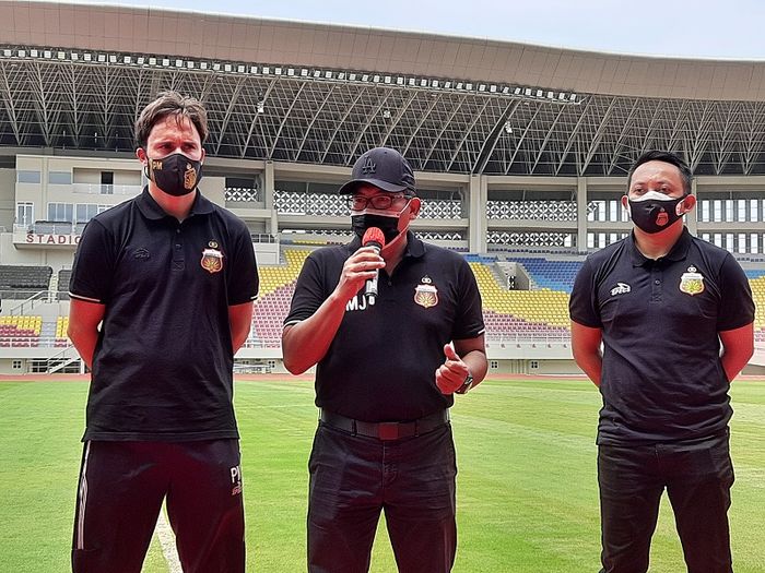 COO Bhayangkara Solo FC, Sumardji (tengah), ditemani Manajer I Nyoman Yogi Hermawan (kanan), dan pelatih Paul Munster (kiri) saat launching nama baru timnya di Stadion Manahan, Solo, Jumat (27/11/2020).