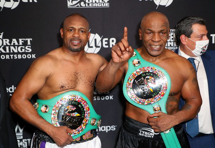 Roy Jones Jr (kiri) dan Mike Tyson (kanan) setelah laga ekshibisi di Staples Center, Los Angeles, Minggu (29/11/2020).